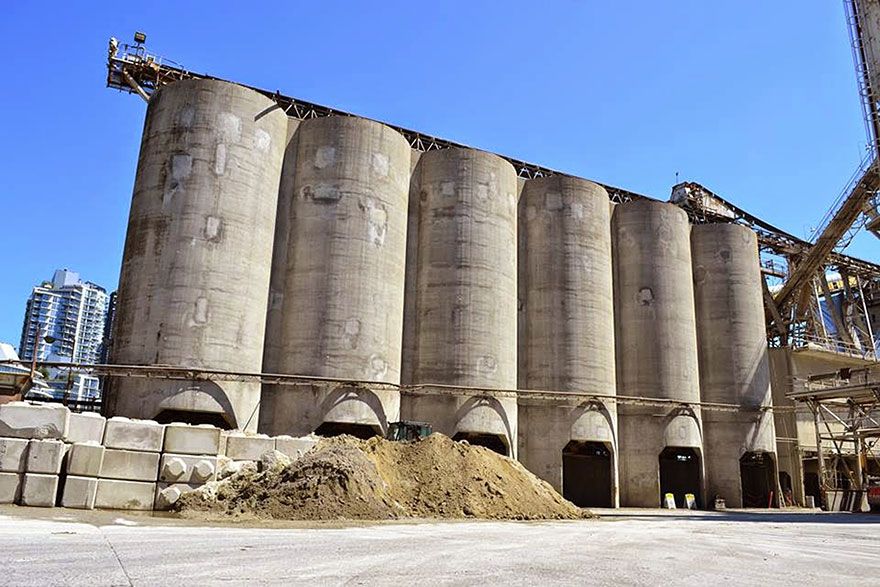 giants-graffiti-industrial-silos-os-gemeos-7